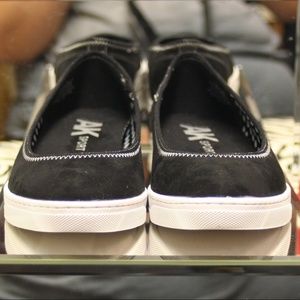 AK Anne Klein Sport Over the Top 7 Black Oxford